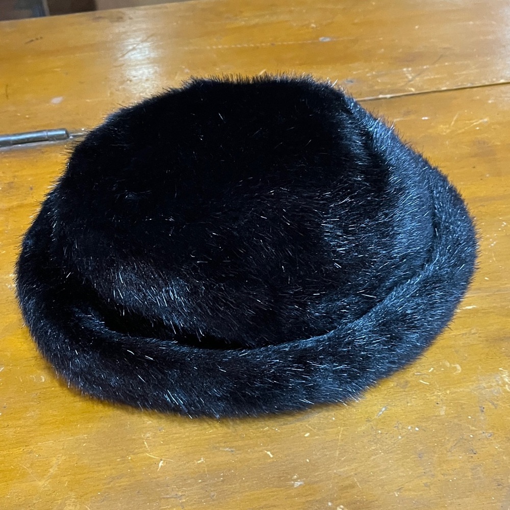 Vintage Betmar New York black fur hat Classic Elegance. 2297